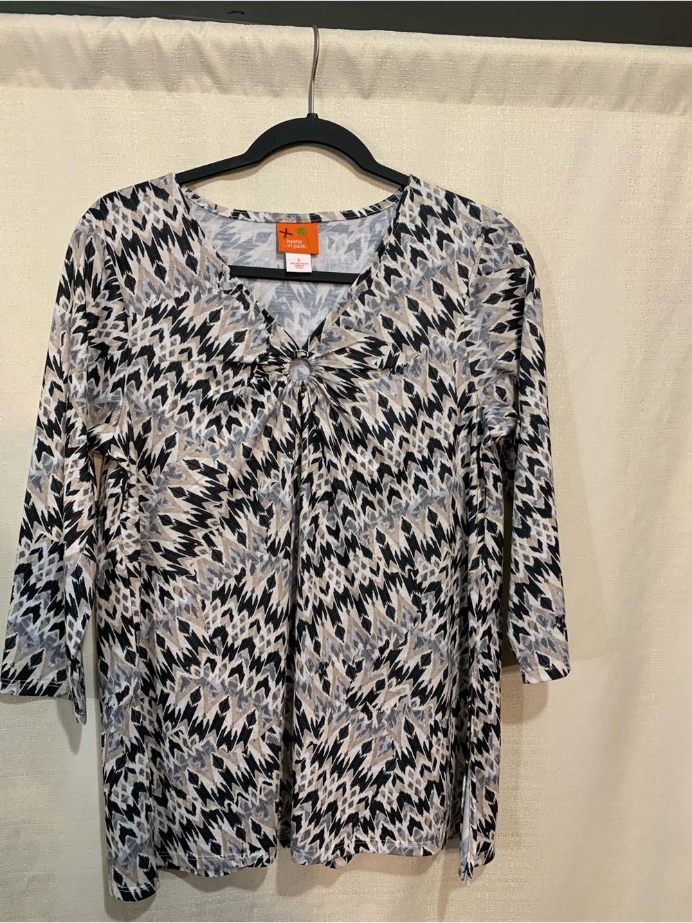 hearts of palm Black and Gray Abstract Twist-Front Long Sleeve Top a1/3